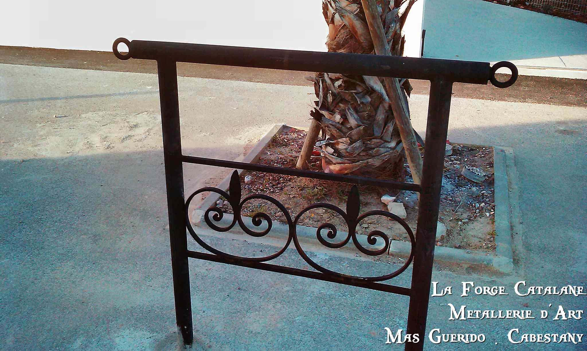 Barriere anneaux exterieur volutes forge catalane.jpg